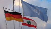 Nahaufnahme der Deutschlandflagge, der rot-weiß-roten Flagge des Libanons und der blauen UN-Flagge