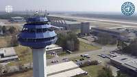 Blick auf den Tower, Flugzeughalle, Start- und Landebahn sowie weitere Gebäude der WTD 61 in Manching.