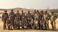 Gruppenfoto deutscher Soldaten. Am Horizont sind die Spitzen der ägyptischen Pyramiden erkennbar.