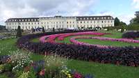 Schloß Ludwigsburg mit blühender Parkanlage.