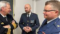 Die Inspekteure aus Deutschland, Finnland und Schweden im Gespräch während des Baltic Cyber Commanders Forum.