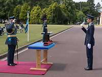 Prinz Charles salutiert, Nicole Nordholz präsentiert das Schwert.