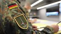 Schulter eines deutschen Soldaten mit einem Patch des Korps während der Übung