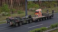 Ein LKW der Bundeswehr fährt auf einer Autobahn