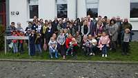 Menschengruppe vor dem Familienbetreuungszentrum Lahnstein zum Gruppenfoto.