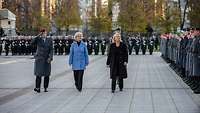 Ministerin Lambrecht, Generalinspekteuer Zorn und Eva Högl beim Abschreiten der Front angetretener Soldaten