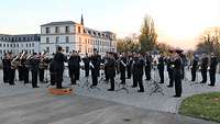 Eine Musikorchester der Bundeswehr spielt auf einem Platz.