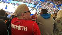 Hauptmann Andreas G. sitzt im Stadion Rothenbaum, vor ihm ist das Volleyball-Feld zu sehen