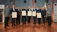 Ein Gruppenbild mit den Gewinnern und Verteidigungsministerin Christine Lambrecht.