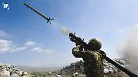 Ein Soldat schießt mit einer Luftabwehrrakete vom Typ Strela in die Luft