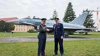 Der Inspekteur der Luftwaffe empfängt den Air Chief der Briten vor einem Kampfjet 