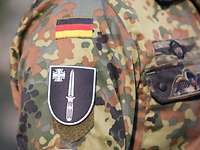 Ein Soldat trägt das Wappen der Abteilung Spezialoperationen am Ärmel seiner Uniform.