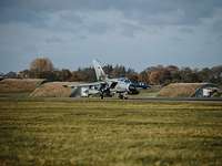 Ein "Tornado" steht auf einem Flugplatz. Unten an dem Tornado befestigt befindet sich der " RecceLite-Pod".