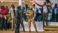 Sicherheitskräfte, Passanten und Präsident Touadera, in Bangui, Afrika
