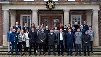 Gruppenfoto alles Seminarteilnehmenden in der Clausewitz-Kaserne der Führungsakademie