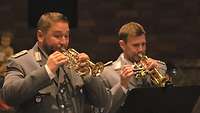 Stabsfeldwebel Mathias Müller (links) und Hauptfeldwebel Florian Bauer und ihren Piccolo-Trompeten