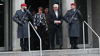 Bundespräsident und Gattin auf der Treppe vor dem Kommandogebäude, links und rechts Soldaten mit Gewehr