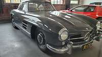 In einer Garage steht ein Merzedes 300 SL Oldtimer.