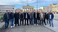 Ein Gruppenbild der Offiziere vor dem Brandenburger Tor. Sie tragen keine Uniformen.