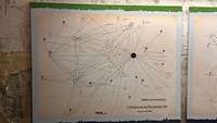 Ein Aushang eines Netzplanes in einem Keller: „T-Verbindungen des Führungsnetzes von 1941“