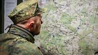 Ein Soldat schaut auf eine Karte