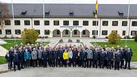 Gruppenbild mit Teilnehmern der Tagung.