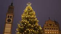 Großer Weihnachtsbaum zwischen Perlachturm und Rathaus.