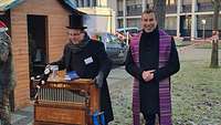Die Koblenzer Militärpfarrer Frank Aschenberger und Tim Mahle bei der Eröffnung des Adventsbasars