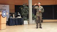 Ein Soldat in Uniform in einem Vortragssaal