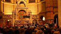 Das Luftwaffenmusikkorps Erfurt spielt in einer vollbesetzten Kirche.