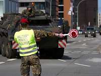 Ein Soldat mit einer Warnweste regelt den Verkehr