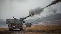Zwei Panzerhaubitzen 2000 schießen scharf auf dem Truppenübungsplatz