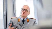 Ein Mann in Uniform in einer Interviewsituation