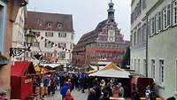 Auf dem Mittelaltermarkt erfreuen sich die Angehörigen über das bunte Treiben in den urigen Gassen der Esslinger Altstadt.