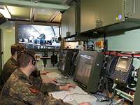 Lehrgangsteilnehmer der Schule Informationstechnik der Bundeswehr arbeiten an ihren Arbeitsplätzen