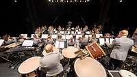 Von hinten aufgenommen mit Blick auf die Zuschauer. Das Musikkorps in seinem Element, hier beim Konzert in Gifhorn. 