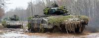 Schützenpanzer Puma fahren durch ein schlammiges Gelände