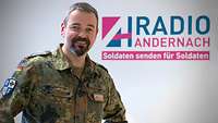 Soldat steht vor Radio Andernach Wandlogo