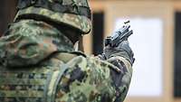 Ein Soldat schießt mit der Pistole P8 bei der Schießausbildung