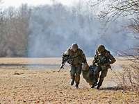 Zwei Bundeswehrsoldaten tragen einen Kameraden