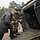 Ein Soldat erklärt Verteidigungsminister Boris Pistorius den Innenraum eines Schützenpanzers Marder