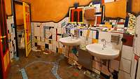 Toiletten- und Waschbeckenbereich im Stil von Maler Hundertwasser. 