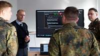 Generalmajor Setzer besucht das deutsche Blue Team bei einer Cybersicherheitsübung.