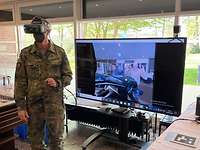 in Soldat mit 3-D-Brille testet die virtuelle Landkarte.
