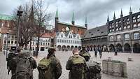 Soldatinnen und Soldaten bei der Stadtbesichtigung in Lübeck