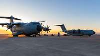 Soldatinnen und Soldaten entladen in Incirlik das Transportflugzeug Airbus A400M 