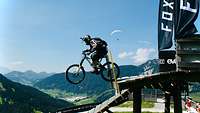 Ein Mountainbiker auf einem Trail in den Bergen.