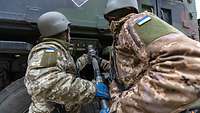 Zwei ukrainische Soldaten bedienen das Flugabwehrsystem Patriot.