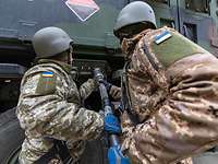 Zwei ukrainische Soldaten bedienen das Flugabwehrsystem Patriot.