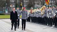 Der Verteidigungsminister und der Generalinspekteur Carsten Breuer schreiten die Front des Wachbatailions ab.